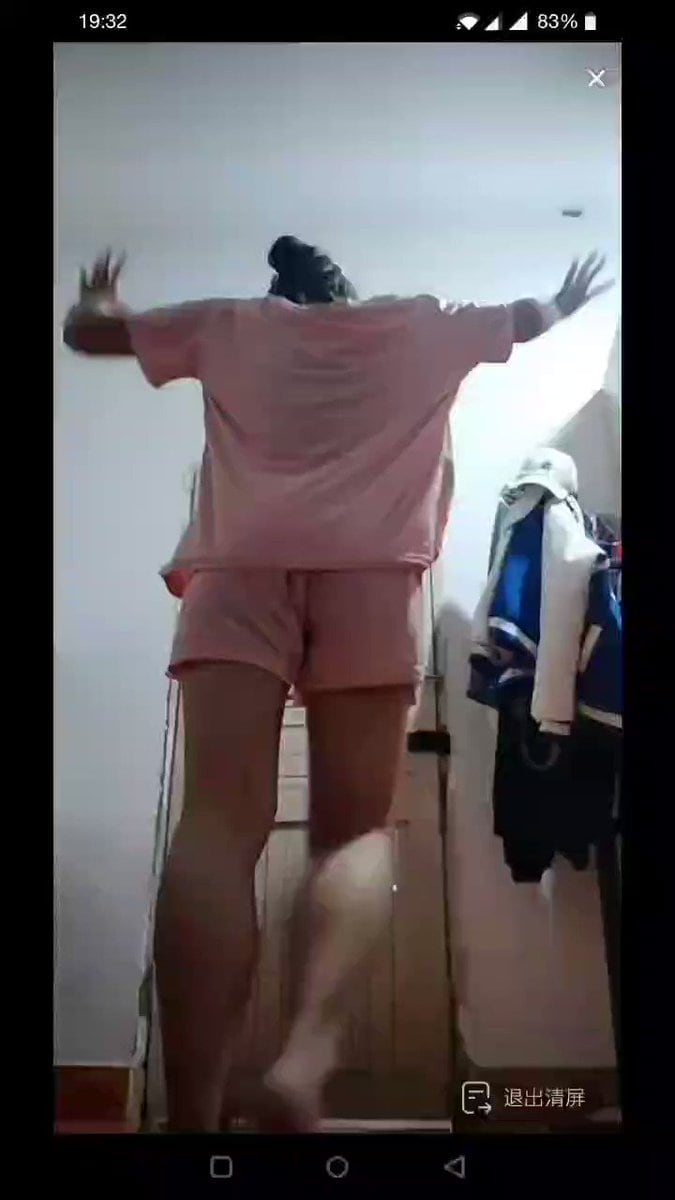 这倒立摔得不轻啊 把奶子都甩出来了