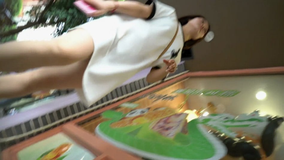 步行街跟踪抄底穿大T恤的美少妇和男友逛街的美女.