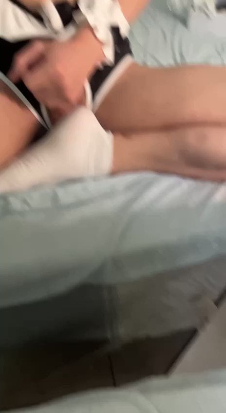 老板让我陪他视频激情，要求我穿制服，中途还让我撸给他看，最后没忍住，不小心射到袜子了
