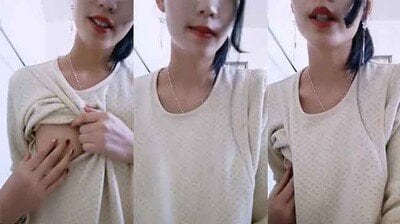 在哺乳期的美女.