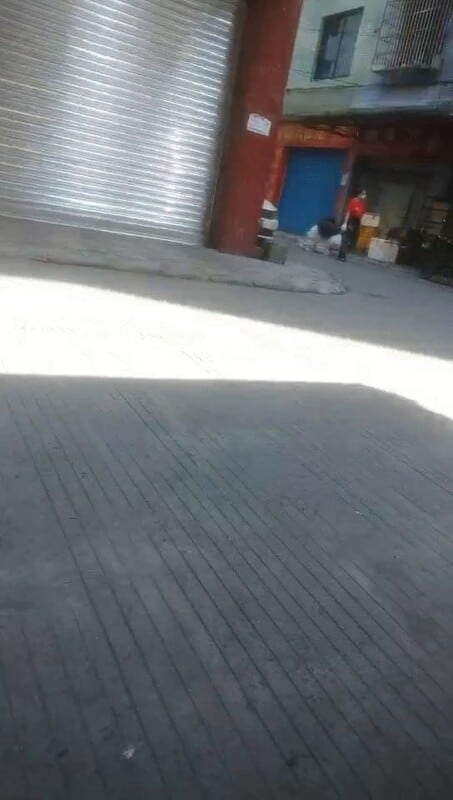 最牛视角站街女偷拍探花素质嫖客下午扫街150元弄了个坐在门口等客的气质少妇阿姨
