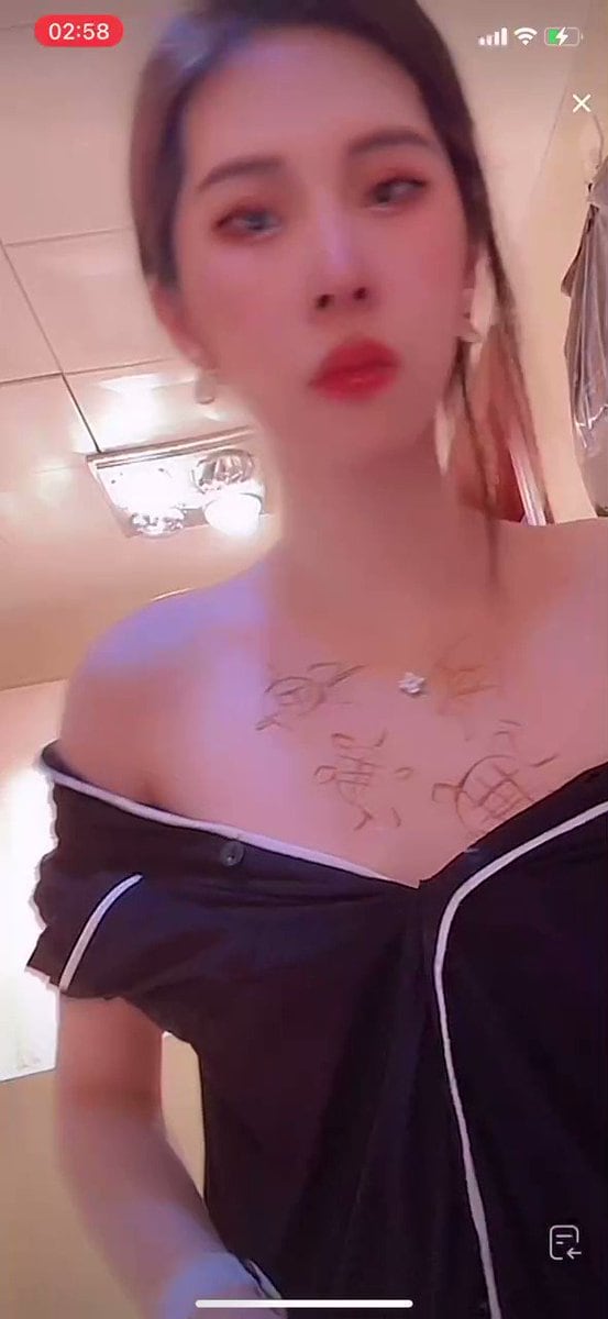 抖音直播 卧艹 裤子都脱了 居然有贴