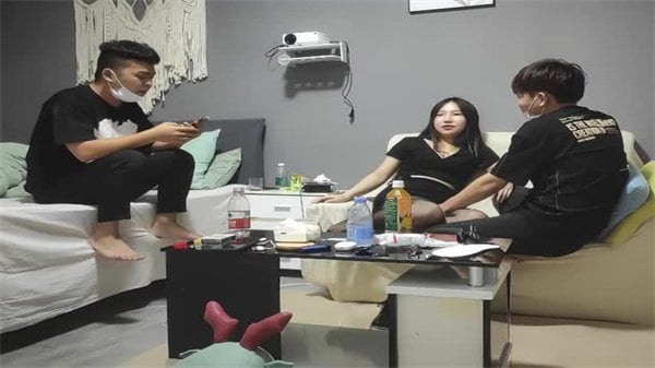 网约漂亮女神粉胸翘臀女上位兄弟围观尤物高潮