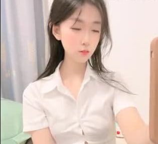 极品女神衬衣短裙自慰，手指深抠假屌狂干骚臀